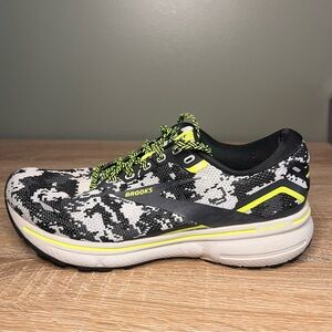Brooks Ghost 15 Women’s Running Shoes Size 8 Black White Camo Neon Yellow